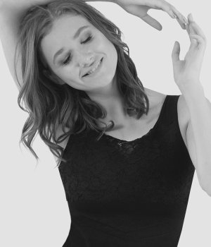 SANKOM Classic Holdningskorrigerende Top med indbygget BH | Sort med blonder